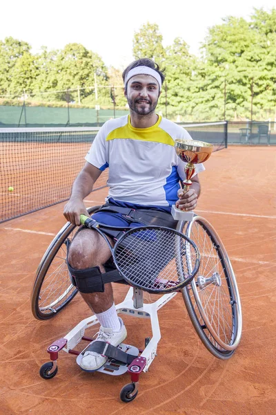 Fiatal Fogyatékkal Élő Tenisz Játékos Mutatja Kupát Szabadtéri Bajnokság Megnyerése — Stock Fotó