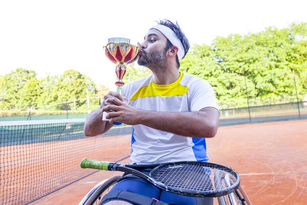 Fiatal Mozgássérült Teniszező Megcsókolja Kupát Szabadtéri Bajnokság Megnyerése Után — Stock Fotó