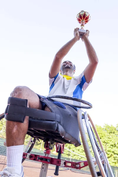 Unga Funktionshindrade Tennisspelare Höjer Koppen Till Himlen Efter Att Vunnit — Stockfoto