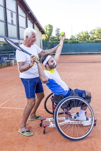 Tennistränare Undervisning Funktionshindrade Spelare Den Rätta Rörelsen Tjänsten — Stockfoto