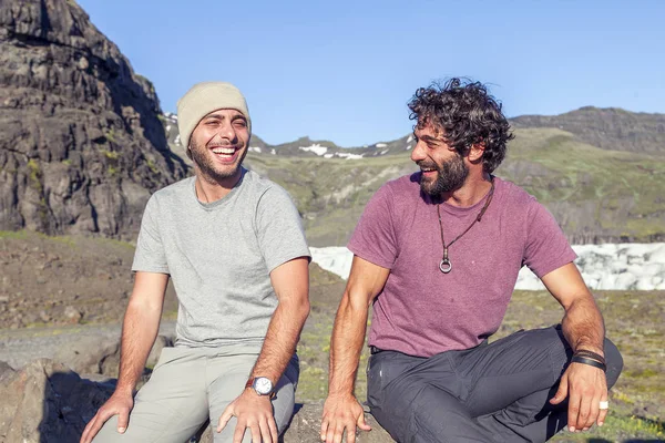 Portrait Deux Amis Riant Amusant Extérieur Dans Péninsule Désolée — Photo