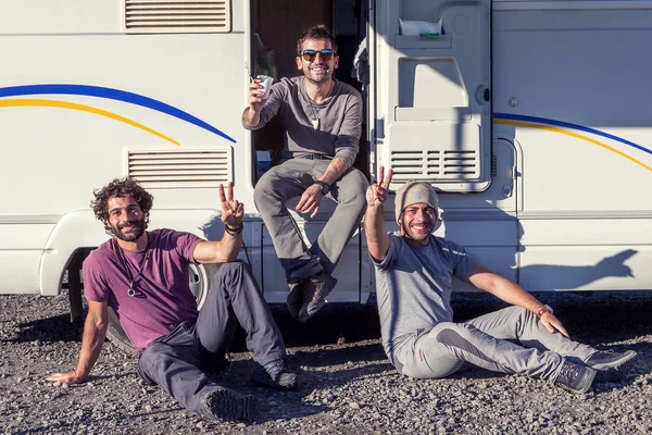 Groupe Amis Riant Amusant Plein Air Devant Leur Camping Car — Photo