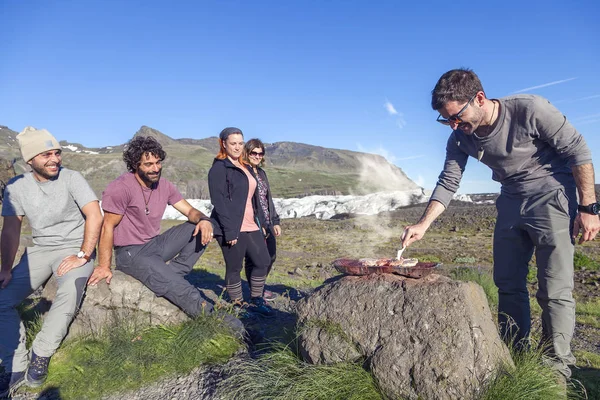 Grupp Vänner Förbereder Grillplats Utomhus Islands Öde Mark — Stockfoto