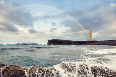 İzlanda aşırı west coast üzerinde büyük bir gökkuşağı altında beyaz deniz feneri. Snaefellsnes Yarımadası.