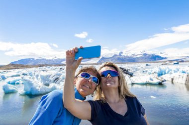 bir selfie bir akıllı telefon ile jokulsarlon buzdağları lagün alarak iki kadın turist