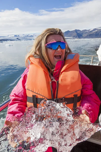 Hermosa Mujer Madura Divirtiéndose Criando Pedazo Iceberg Barco Laguna Jokulsarlon — Foto de Stock