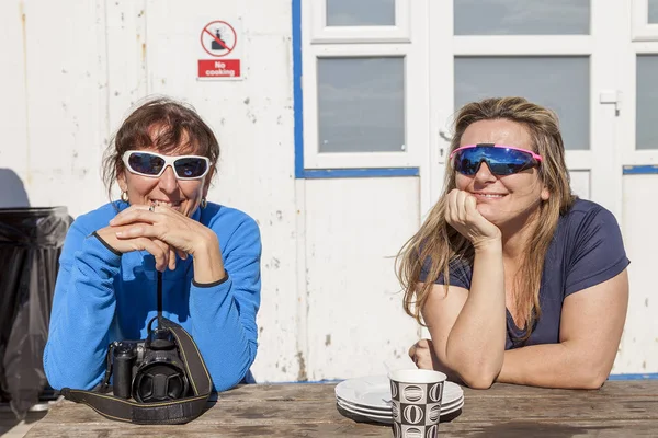Retrato Duas Turistas Maduras Sentadas Mesa Madeira Para Café Manhã — Fotografia de Stock