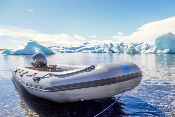 Vlot Gedokt Aan Oever Van Azuurblauwe Wateren Tussen Jokulsarlon Blauwe — Stockfoto