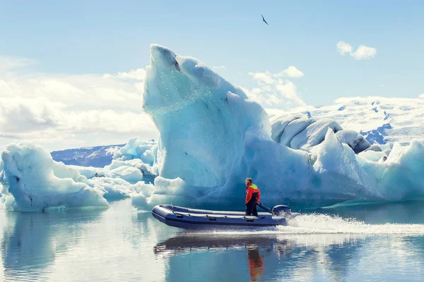 Motorboot Segelt Auf Dem Azurblauen Wasser Zwischen Den Jokulsarlonblauen Laguneneisbergen — Stockfoto