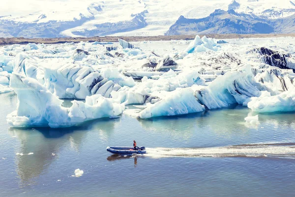 Jokulsarlon 蓝色泻湖冰山之间的蔚蓝水域航行的机动船 — 图库照片