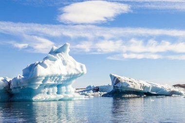 Jokulsarlon mavi lagün panorama sularında eriyen buzdağları ile