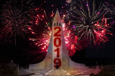 2019 yeni yıl tatili reykjavik katedral önünde gökyüzünde havai fişek ile