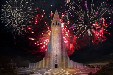 2019 yeni yıl tatili reykjavik katedral önünde gökyüzünde havai fişek ile