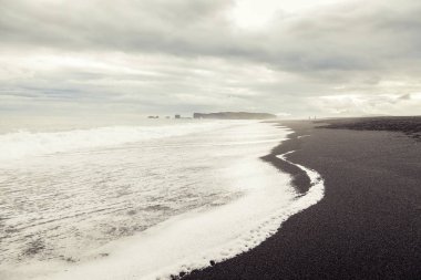 Vik siyah beach bulutlu bir günde peyzaj