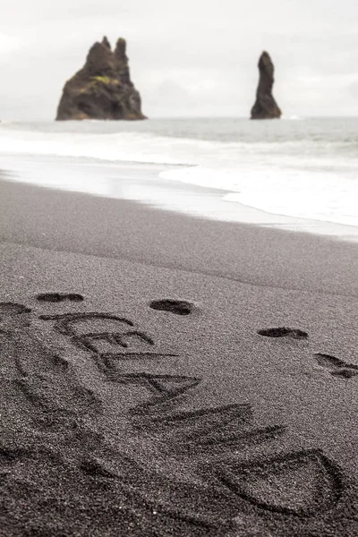 Die Beiden Berühmten Felssäulen Vor Dem Schwarzen Strand Von Vik — Stockfoto