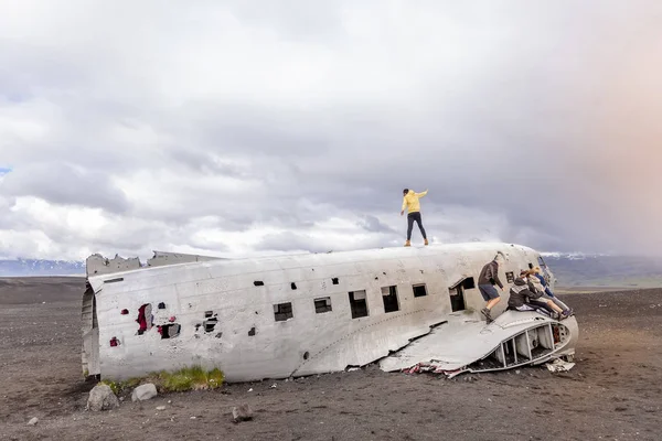 Gruppe Von Freunden Beim Spazierengehen Über Das Flugzeugwrack Island — Stockfoto