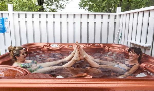 Couple Ladies Vacations Having Fun Enjoying Benefits Outdoor Hot Tub — Stock Photo, Image