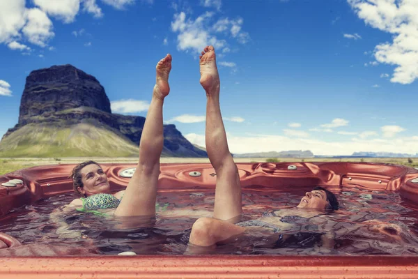 Pareja Damas Vacaciones Divertirse Disfrutar Los Beneficios Bañera Hidromasaje Aire — Foto de Stock