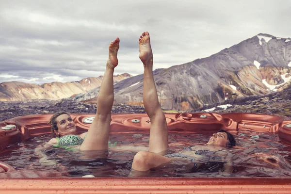 Пара Дам Відпустку Весело Користуватися Перевагами Відкритій Гідромасажній Ванні Ісландський — стокове фото