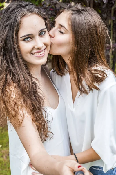 Due Giovani Belle Amiche Donne Fanno Selfie Abbracciati Insieme All — Foto Stock