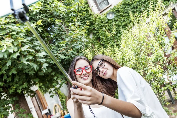 Dwie Koleżanki Młody Piękny Autoportret Przytulił Razem Zewnątrz Selfie Stick — Zdjęcie stockowe