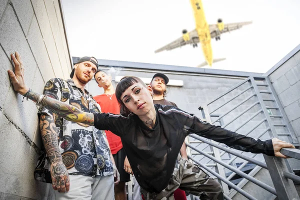 Grupo Jóvenes Raperos Posando Las Escaleras Metal Edificio Abandonado Mientras — Foto de Stock