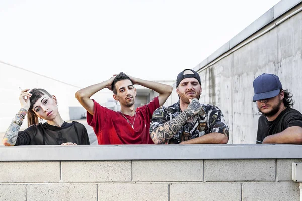 Grupo Raperos Posando Apoyado Contra Pared Los Techos Metal Edificio — Foto de Stock