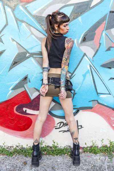 Rebelde Menina Tatuado Contra Uma Parede Pintada Com Graffiti Algemado — Fotografia de Stock