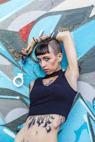 Rebel Tattooed Girl Shows Handcuffs Wall Painted Graffiti — Stock Photo, Image