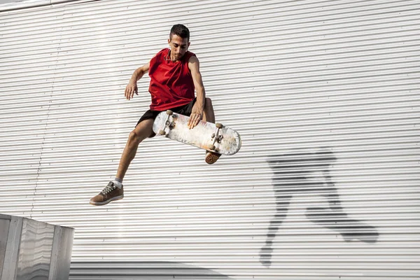 Young Skateboarder Jumps His Board Front Metal Background Roofs Abandoned — Stock Photo, Image