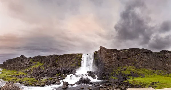 Vista Panorámica Majestuosa Cascada Parque Natural Volcánico Pingvellir Bajo Cielo — Foto de Stock