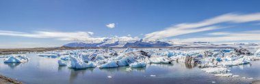 Jokulsarlon mavi lagün panorama sularında eriyen buzdağları ile