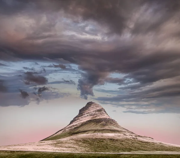 Vista Panorámica Montaña Kirkjufell Bajo Nubes Pesadas Forma Vórtice — Foto de Stock