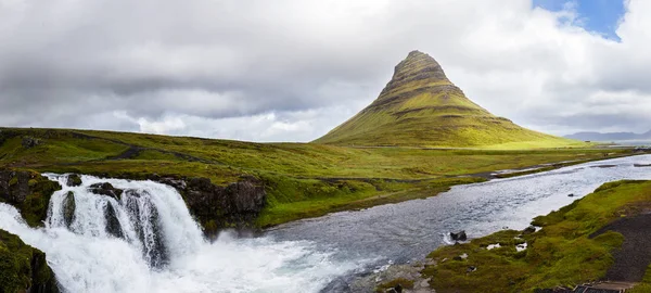 Vista Panorámica Montaña Kirkjufell Cascada Día Nublado — Foto de Stock