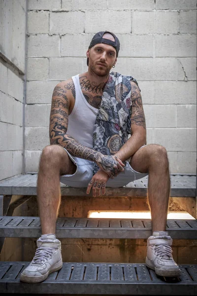 Joven Caucásico Tatuado Cantante Rap Posando Sentado Escalera Metal — Foto de Stock