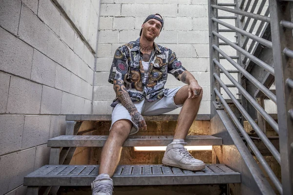 Joven Caucásico Tatuado Cantante Rap Posando Sentado Escalera Metal — Foto de Stock