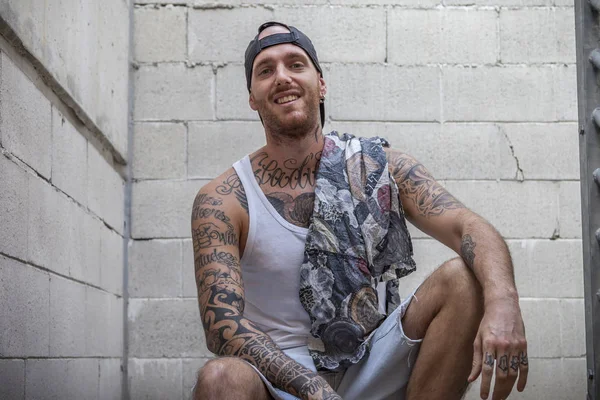 Joven Caucásico Tatuado Cantante Rap Posando Sentado Escalera Metal — Foto de Stock