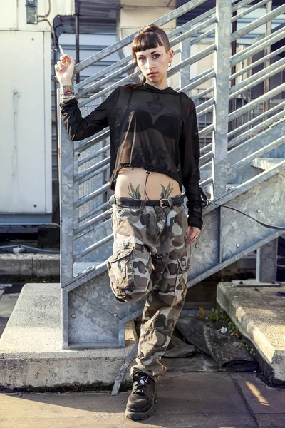 Young Female Singer Rap Caucasian Tattooed Posing Front Metallic Ladder — Stock Photo, Image