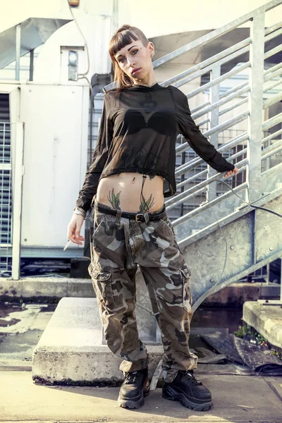 Young Female Singer Rap Caucasian Tattooed Posing Front Metallic Ladder — Stock Photo, Image