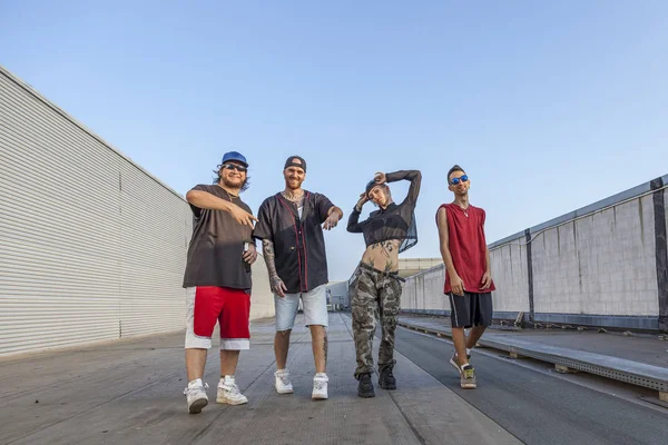 Grupo Rappers Posando Nos Telhados Metal Edifício Abandonado — Fotografia de Stock