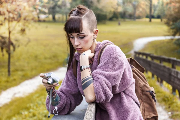 Bella Ragazza Scattare Foto Ponte Legno Nel Parco Con Una — Foto Stock