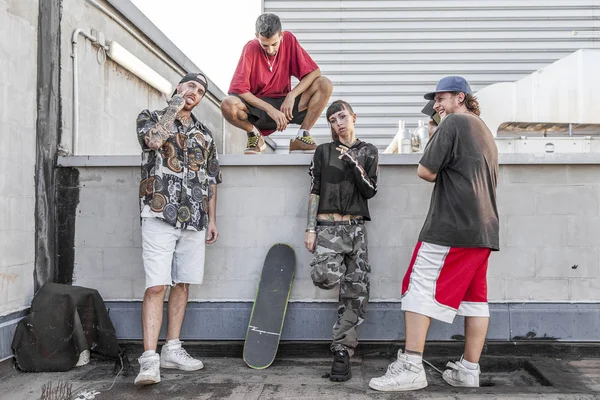 Groupe Rappeurs Posant Contre Mur Sur Les Toits Métalliques Bâtiment — Photo