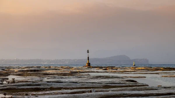 イタリアの湖の自然のプールの秋の風景 岩の上の航海の記号 — ストック写真