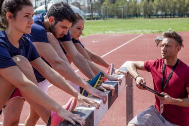 Grup bir engel ders önce kasları ısıtır sporcular