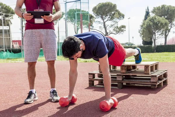 Jovem Atleta Enquanto Exercita Fazendo Flexões Nos Braços Estádio Esportes — Fotografia de Stock