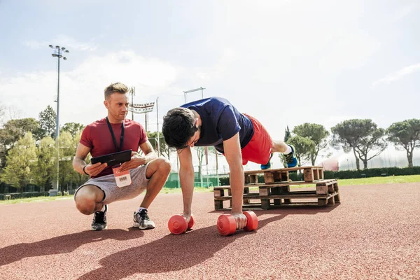 Jovem Atleta Enquanto Exercita Fazendo Flexões Nos Braços Estádio Esportes — Fotografia de Stock