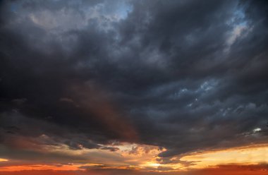 Güneş ufukta dramatik renklerle güzel gün batımı