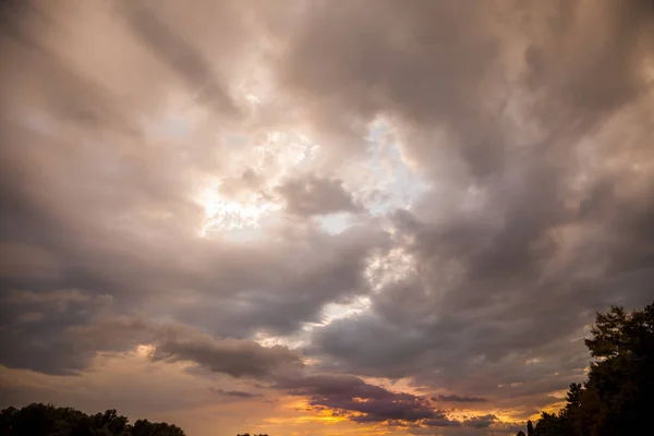 Prachtige Zonsondergang Met Dramatische Kleuren Met Zon Horizon — Stockfoto