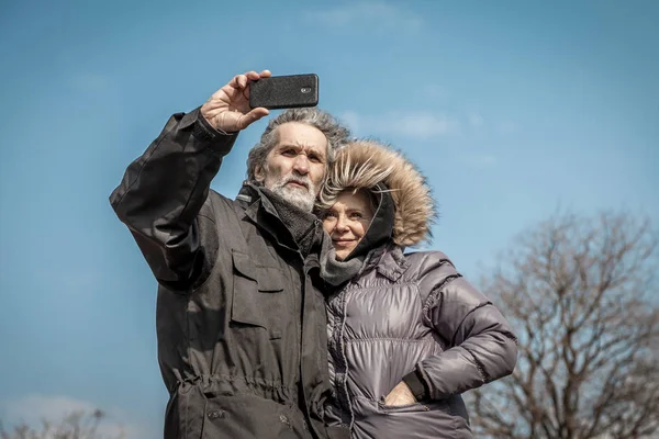 Piękna Para Selfie Smartfonu Wzgórzu Zimowy Dzień — Zdjęcie stockowe