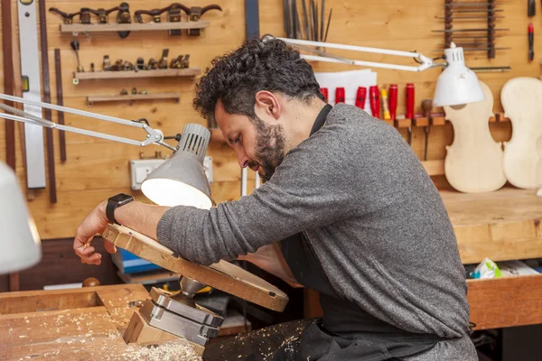 Craftsman Violinmaker Elkezdett Dolgozni Egy Hegedű Műhelyében — Stock Fotó